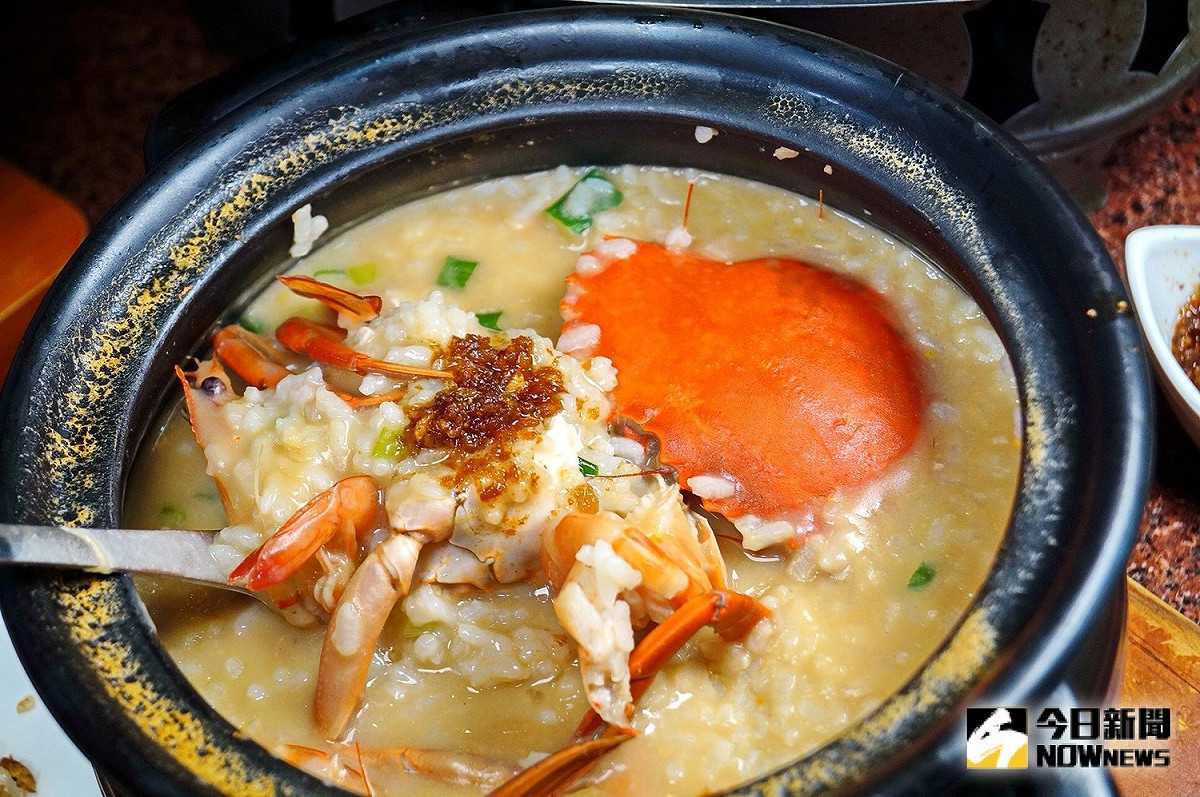台中市大祥海鮮屋的人氣王「紅蟳砂鍋粥」，蟹香濃郁，米粥色澤誘人，添加特製干貝醬美味升級。 圖／金武鳳攝