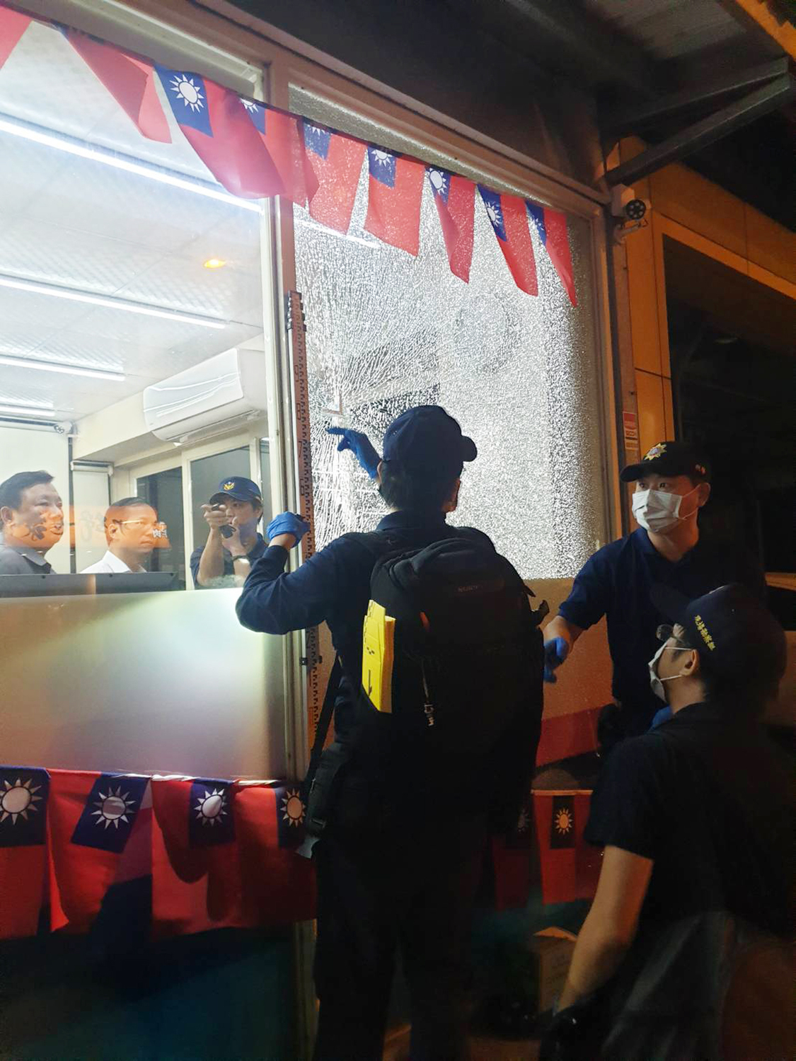 桃市議員劉安祺服務處遭槍擊，警方到場勘驗查證。 圖：林昀真／翻攝