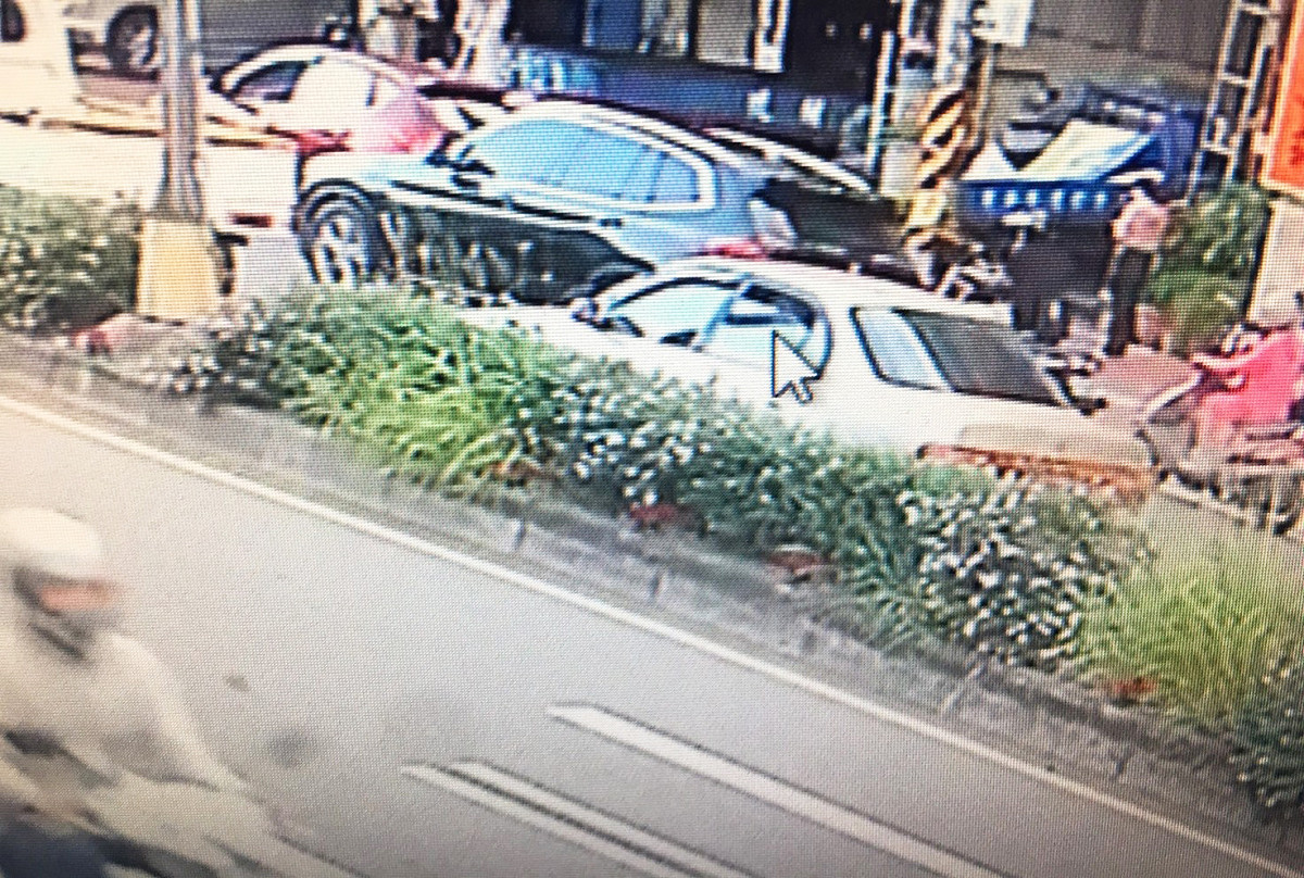 警方調閱監視器，箭頭所指就是嫌犯搖下車窗開槍。 圖：林昀真／翻攝