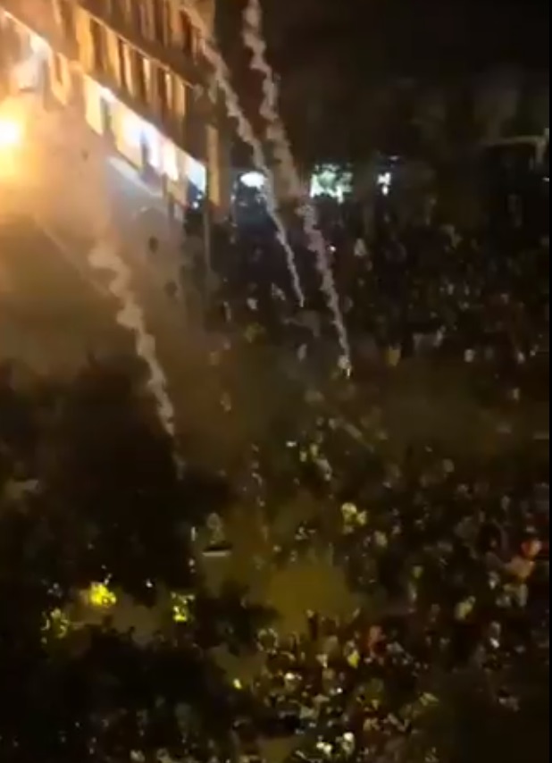 警方發射催淚彈驅趕抗議民眾。 圖/翻攝自Catalans for Yes推特