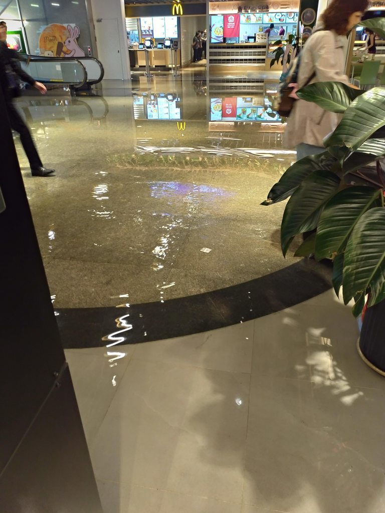 二航廈B2美食街，清晨近六點傳出大面積積水。 圖/PTT八卦板