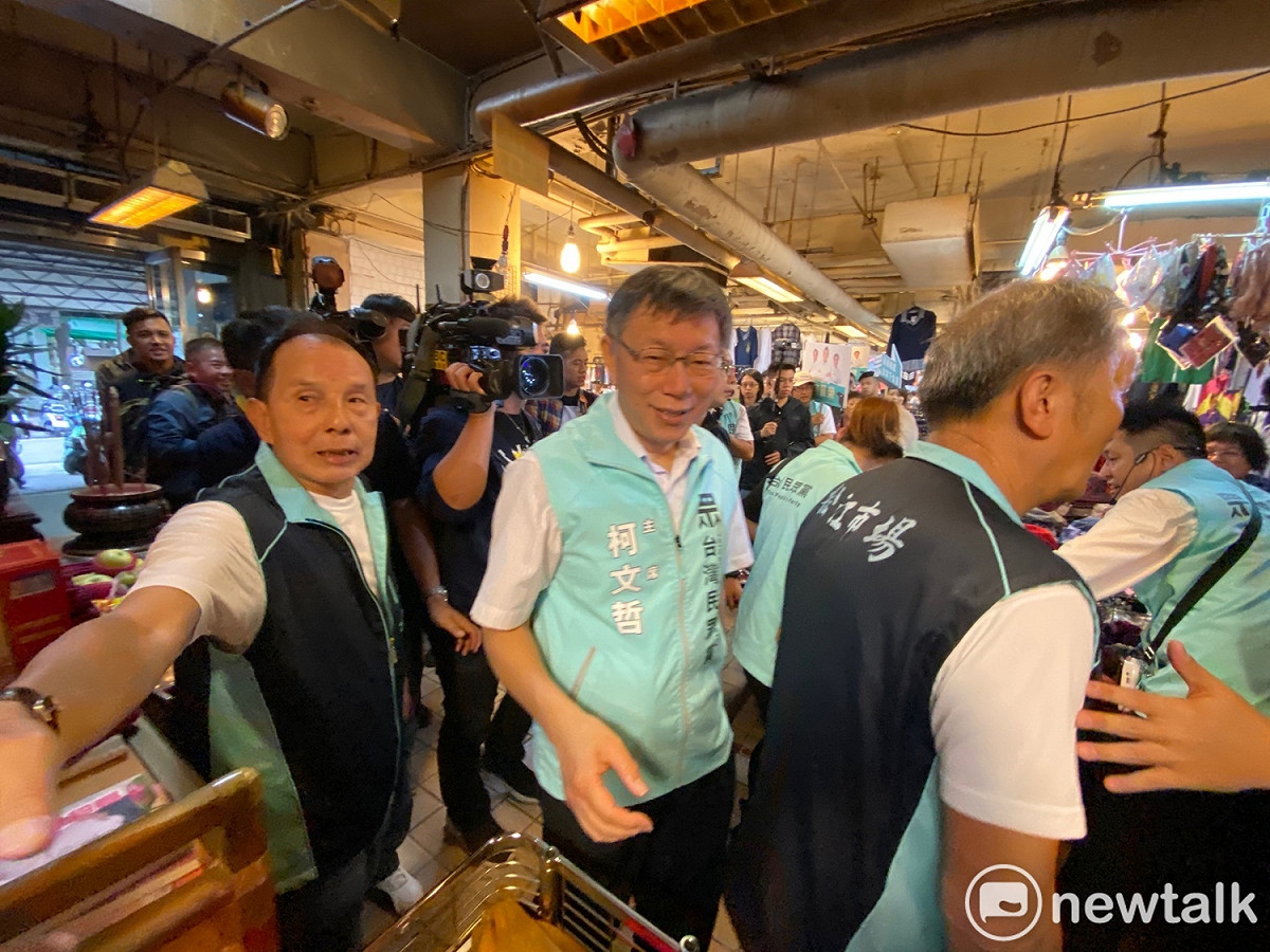 台北市長柯文哲赴松江市場掃街拜票。 圖：周煊惠 ／攝