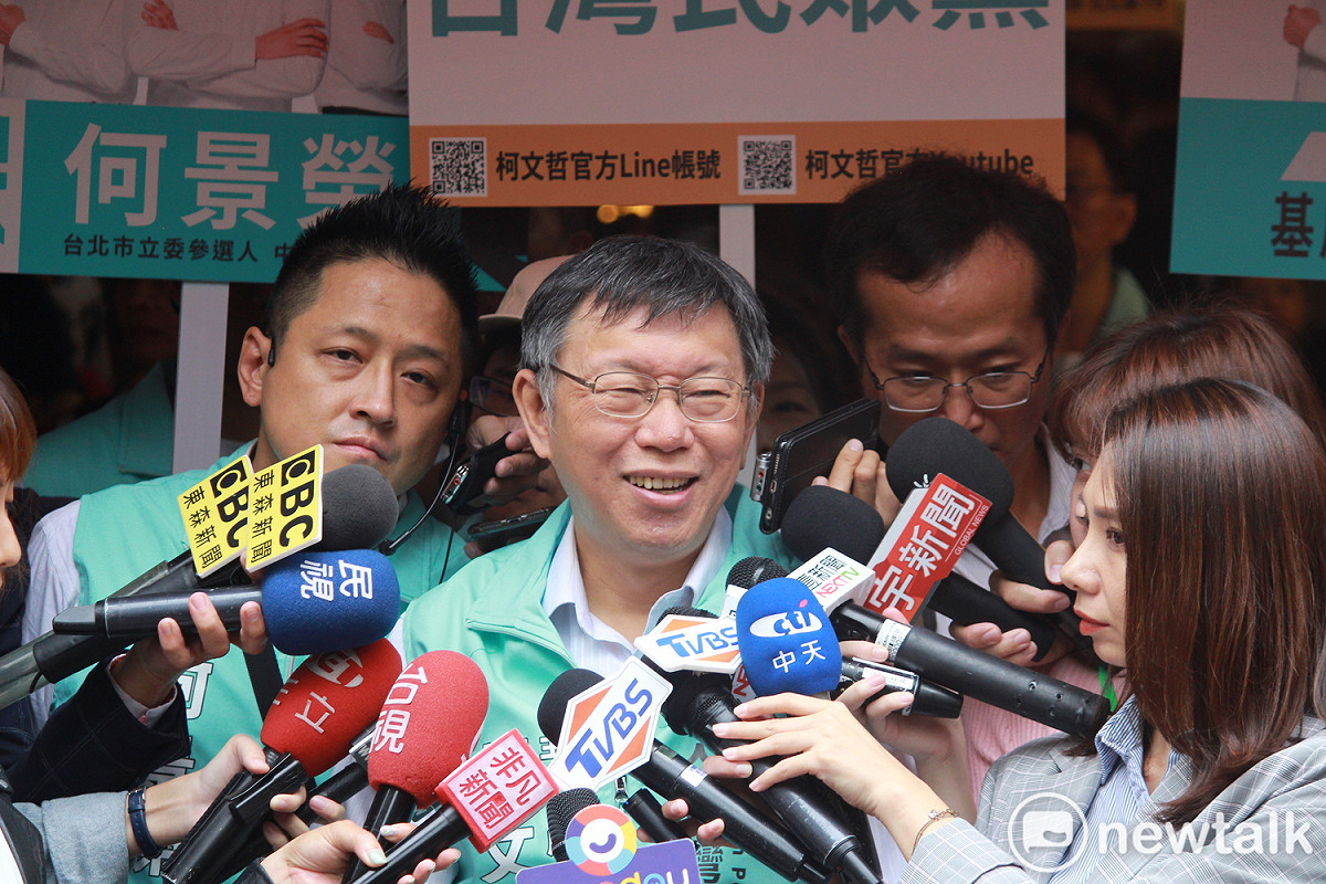 台北市長柯文哲今日陪同民眾黨立委參選人何景榮赴松江市場掃街。 圖：周煊惠 ／攝