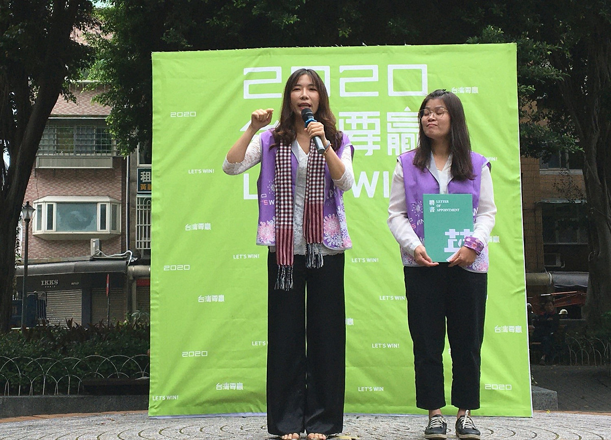 陳玉水(左ㄧ)表示，初到台灣時，就體會到民主自由。 圖：民進黨婦女部/提供