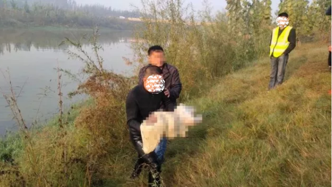 墜河的3個月大女嬰救起後，已無生命跡象。 圖：翻攝菏澤頭條