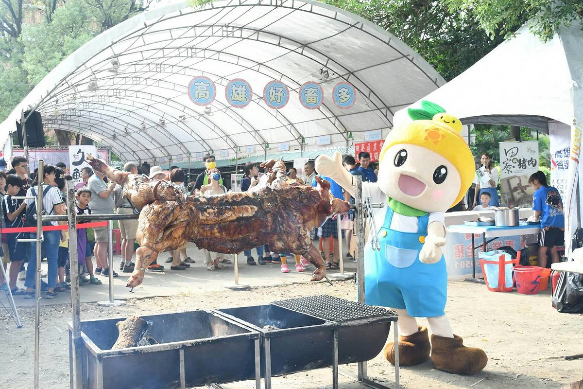 高雄好畜多活動，現場烤豬香氣四溢。 圖 : 高雄市農業局/ 提供