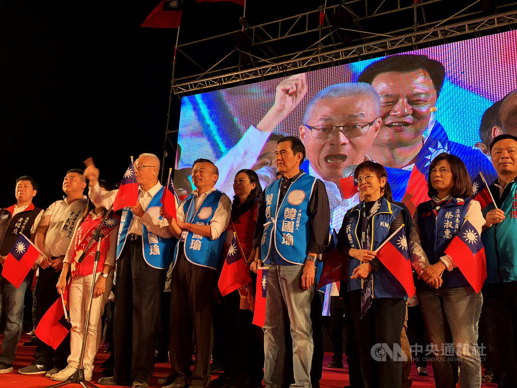 韓國瑜今晚在台南與立委參選人聯合造勢，離場時遭民眾丟雞蛋抗議，但未被砸中。 圖：中央社