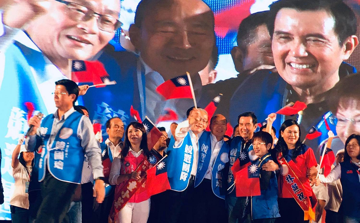 韓國瑜晚上在台南舉行萬人造勢晚會，遭到民眾丟雞蛋，波及民眾與隨扈被砸中，韓對兩位無端遭到波及表示抱歉，不過認為每個人都有發表不同意見的權利。 圖：擷取自謝龍介臉書 (資料照片)