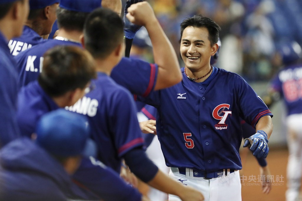 2019第29屆亞洲棒球錦標賽19日晚間在台中洲際球場進行中華對中國的複賽賽程，中華林子偉（右）8局上開轟，一棒送回兩分，擴大雙方比數差距。 圖：中央社