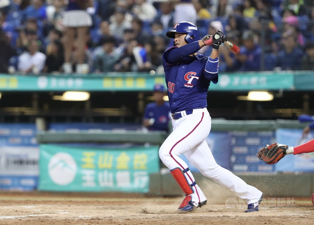 2019亞洲棒球錦標賽複賽持續展開，中華隊19日晚間在台中洲際球場迎戰中國隊，中華隊頻頻敲安展開攻勢，4局上，姜建銘敲出一記二壘安打。 圖：中央社