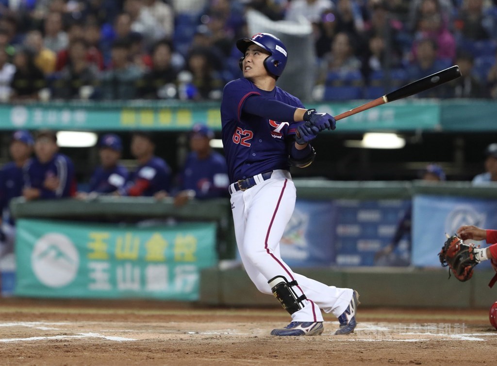 2019第29屆亞洲棒球錦標賽19日進行複賽第2天賽程，中華隊晚間在台中洲際球場迎戰中國隊，隊長陳偉志首局就敲出一記二壘安打，振奮士氣。 圖：中央社