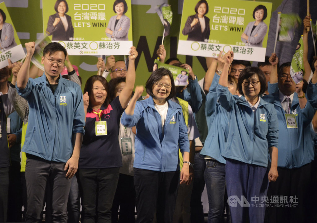 總統蔡英文（前中）19日晚間與民進黨副秘書長林飛帆（前左）一同出席黨籍立委蘇治芬（前右）的北港競總成立大會，齊呼口號輔選造勢。 圖：中央社(資料照片)
