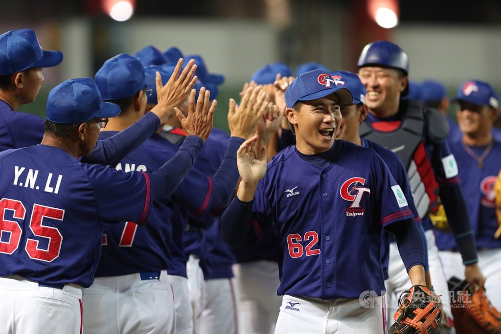 2019第29屆亞洲棒球錦標賽複賽，中華隊19日晚間在台中洲際棒球場迎戰中國隊，終場由中華以10比2奪勝，也成功挺進20日晚間的冠軍戰。 圖：中央社