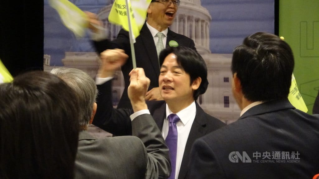 前行政院長賴清德（中）出席華府小英後援會造勢活動，和支持者共同揮旗握拳支持總統蔡英文連任。中 圖/中央社