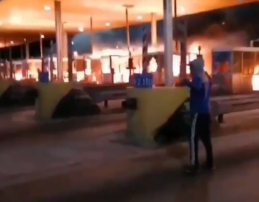 聖地牙哥一片混亂，抗議地鐵票價調漲的暴動導致市區一棟建築陷入火海，地鐵系統也停擺。 圖/翻攝自推特