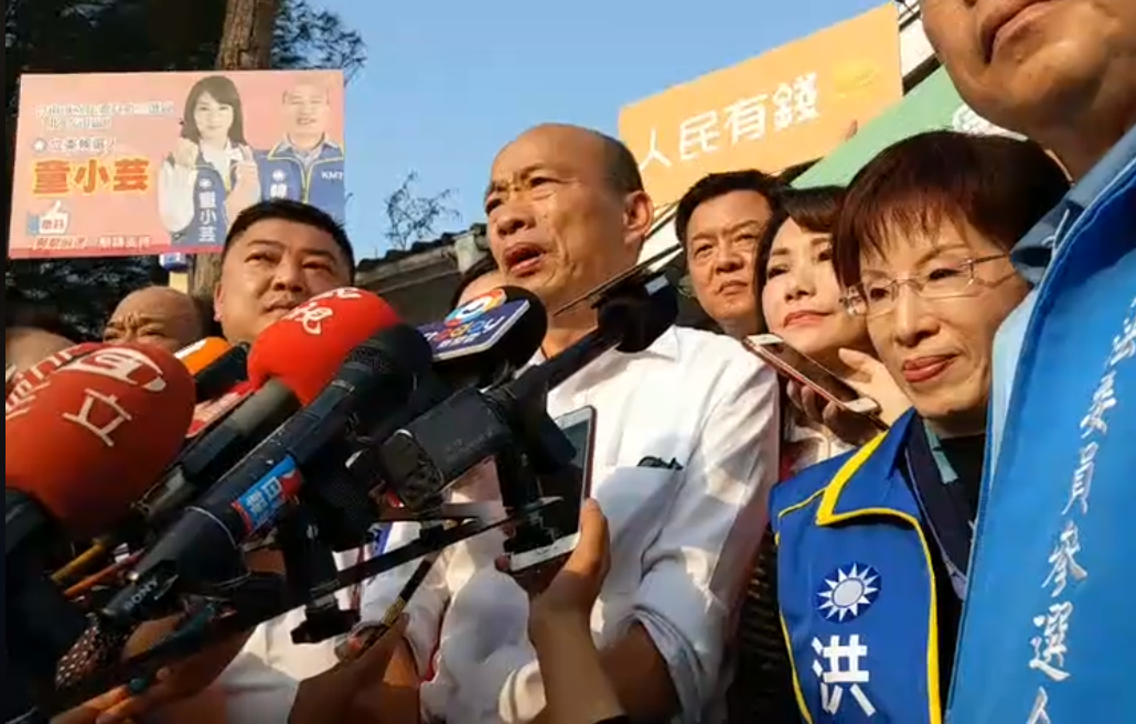 韓國瑜抵達保安站後接受媒體聯訪。 圖：翻攝自周錫瑋臉書直播