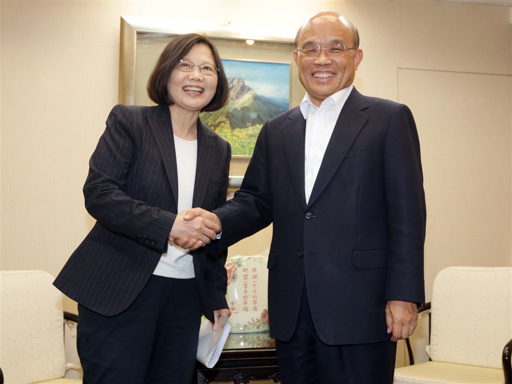 總統蔡英文（左）陣營謹慎應戰穩健不躁進、不隨對手起舞，與行政院長蘇貞昌（右）定位分工清楚，以「國政優先、小英執政三年有成」和國民黨對決。（中央社檔案照片）