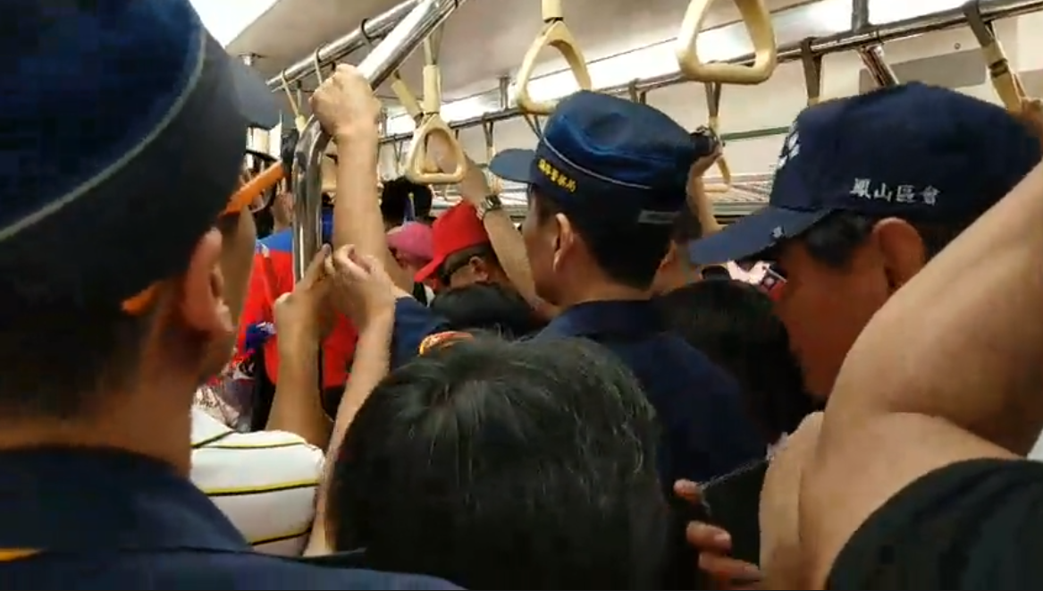 韓國瑜搭乘的列車湧入許多支持者，也有警員隨行。 圖：翻攝自周錫瑋臉書直播