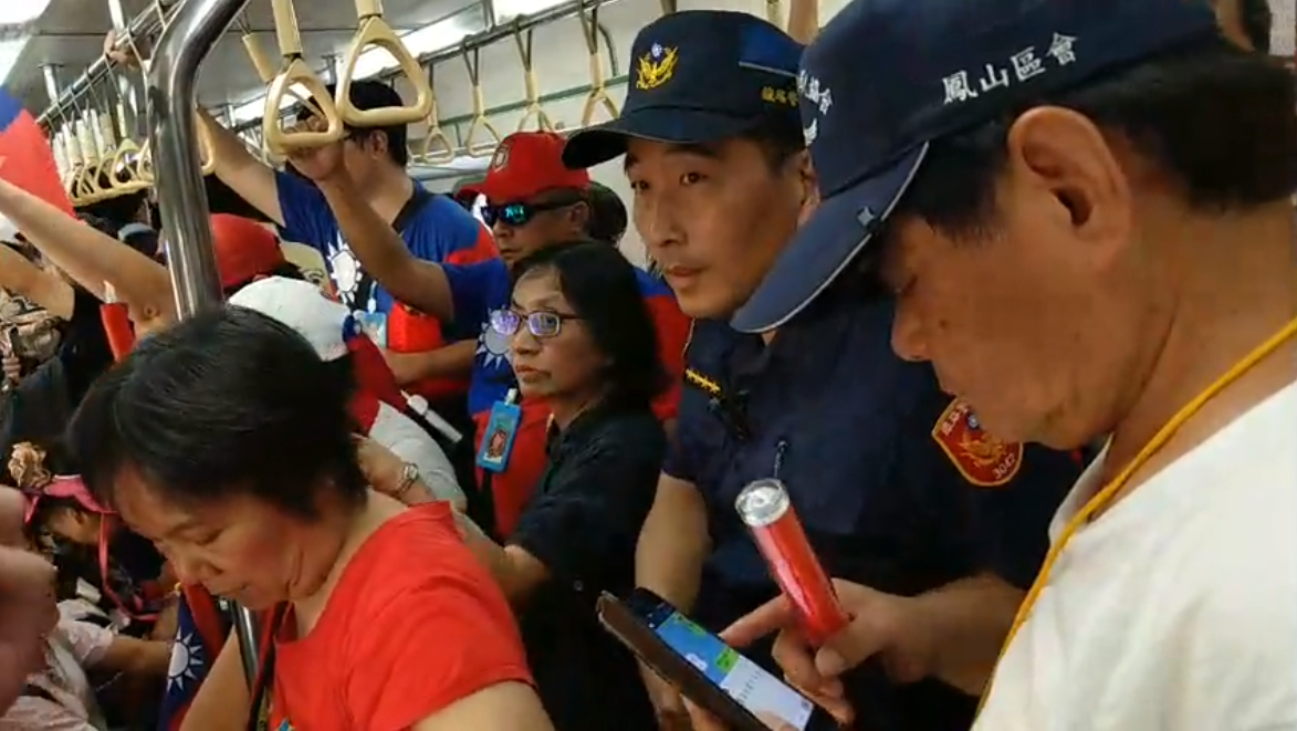 韓國瑜搭乘的列車湧入許多支持者，也有警員隨行。 圖：翻攝自周錫瑋臉書直播