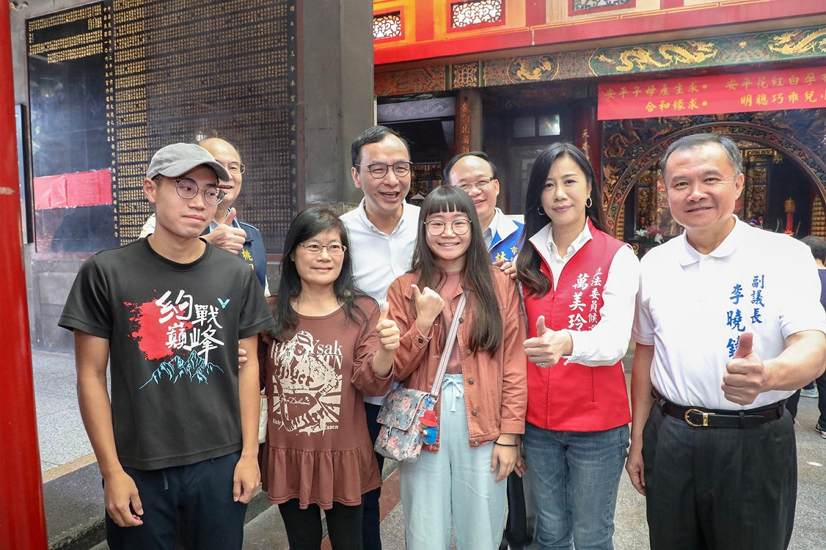 朱立倫今天回家鄉與副議長李曉鐘、立委參選人萬美玲、議員蘇家明、林政賢前往景福宮大廟參拜。 圖：林昀真／攝
