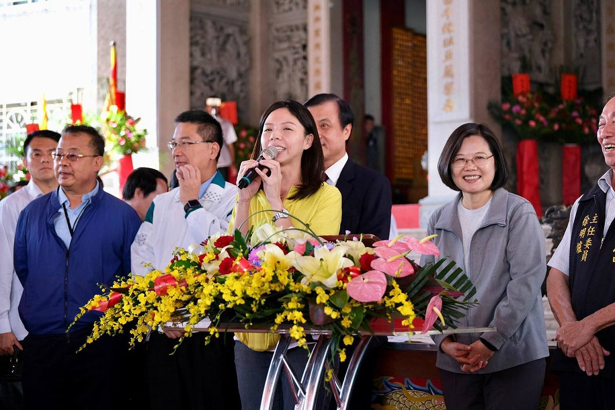 洪慈庸與蔡英文同框，洪表示要共同守護台灣民主。 圖：洪慈庸辦公室/提供