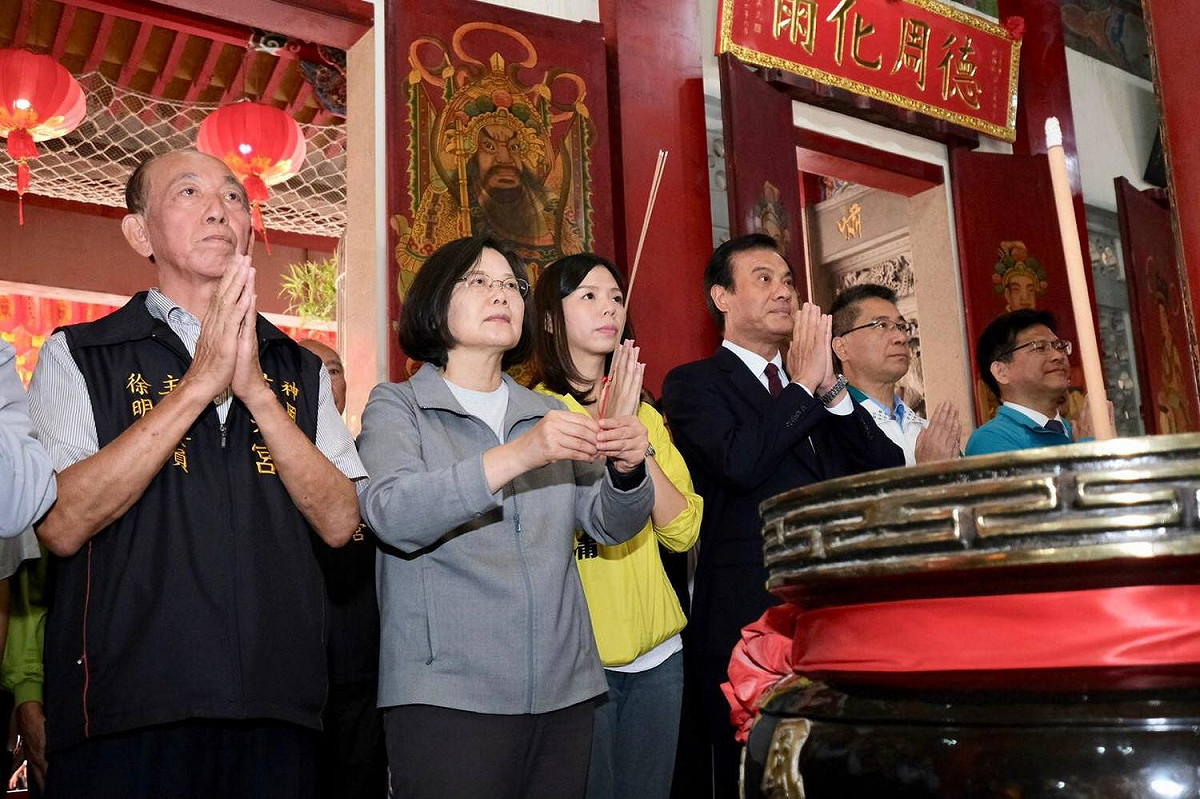 洪慈庸與蔡英文同框參拜。 圖：洪慈庸辦公室/提供