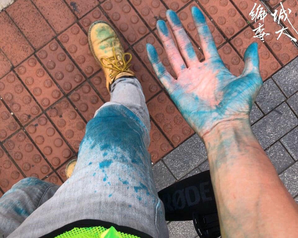 警方於尖沙咀一帶發射水砲，有民眾受到波及。 圖：翻攝自香港城市大學學生會編輯委員會臉書