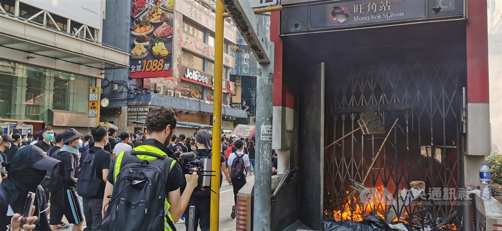 20日下午，香港示威者在九龍自發上街，由尖沙咀梳士巴利公園遊行至高鐵西九龍站。下午2時30分遊行結束後，有示威者陸續轉往九龍各地抗爭。圖為示威者在港鐵旺角站出口焚燒雜物，現場冒出陣陣濃煙。 圖：中央社