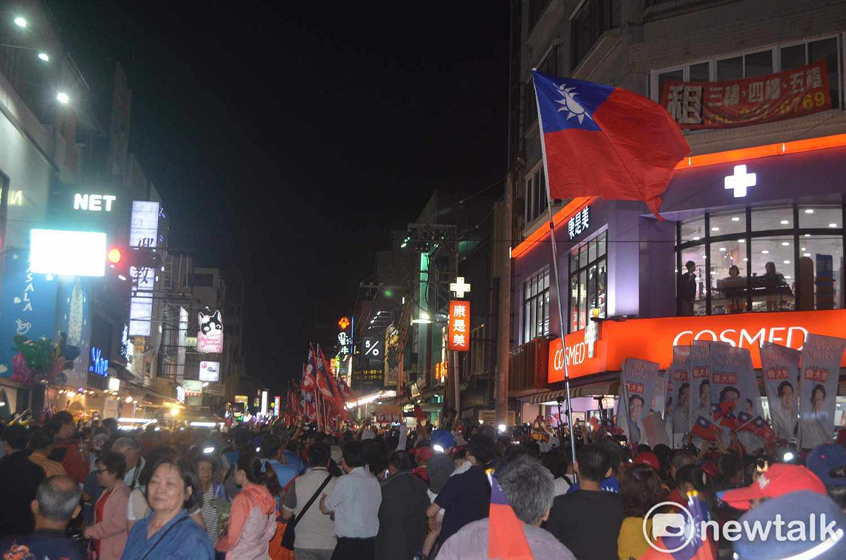 韓國瑜蒞臨文化路夜市，造成整個文化路水泄不通。 圖：蔡坤龍/攝