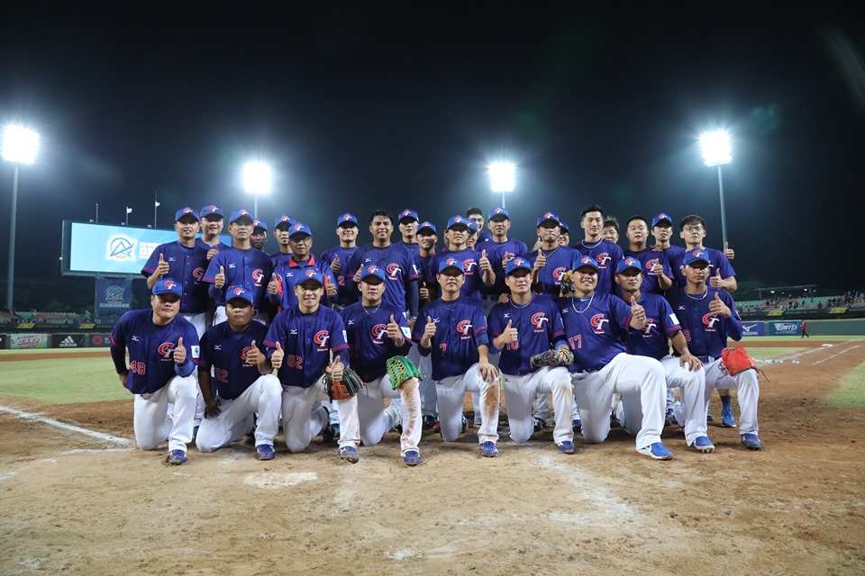 亞洲棒球錦標賽，台灣睽違18年再度奪冠，選手開心留影。 圖：棒協提供。
