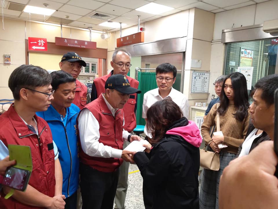 聽聞鶯歌區鳳鳴國小校長夫婦在火災中不幸喪生，新北市長侯友宜（左三）前往探望傷者並祭拜校長夫婦。 圖：翻攝自新北學Bar臉書
