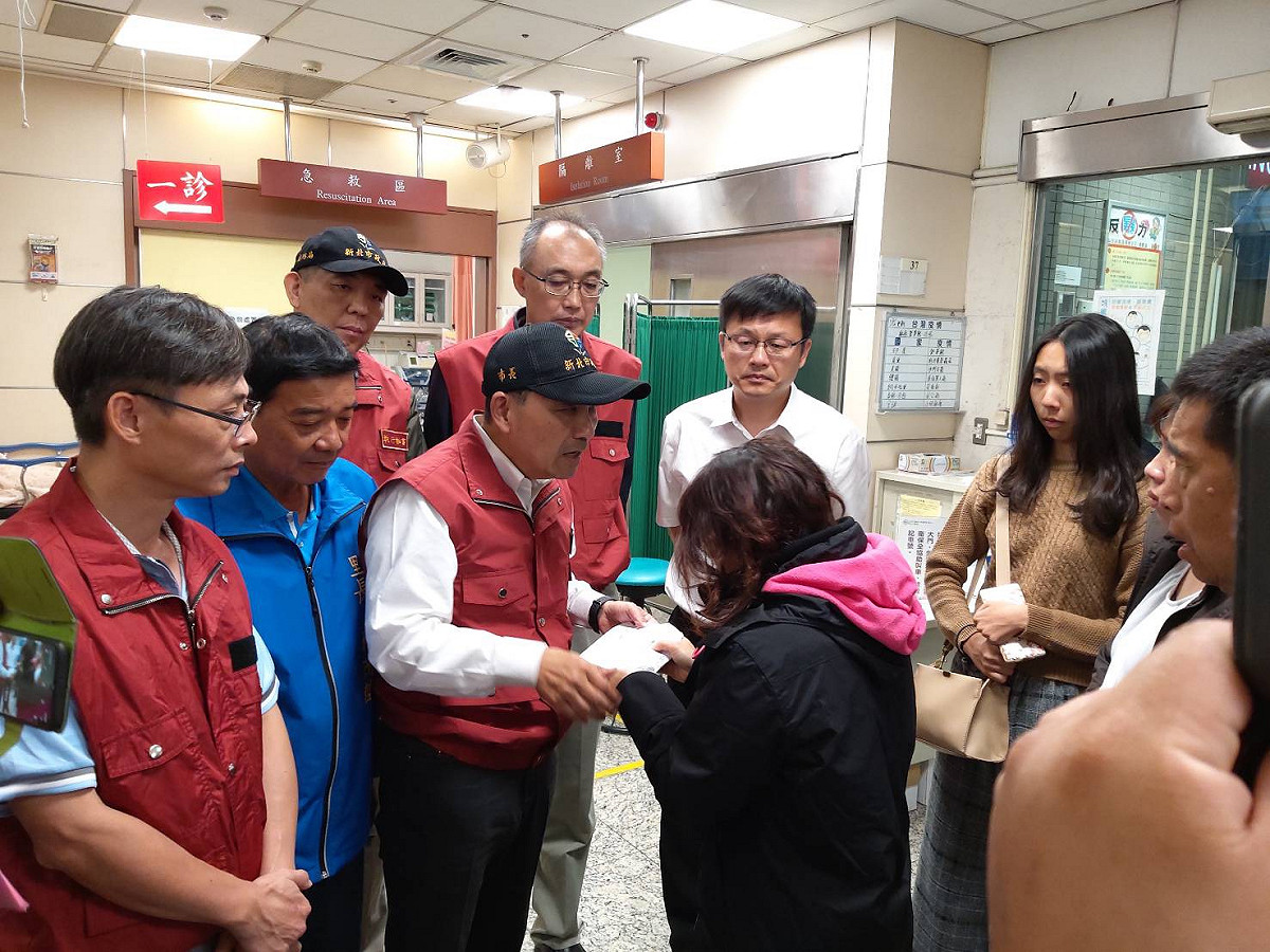 新北市長侯友宜到醫院慰問罹難者家屬。 圖 : 新北市政府/提供