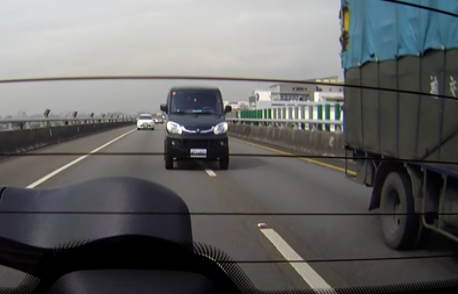 今（108）年10月起車輛若未依規定使用方向燈將加重罰鍰。 圖：新北市政府／提供