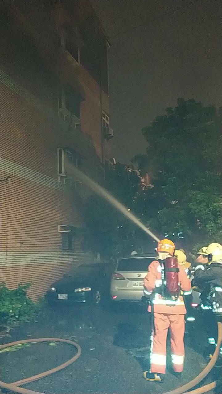 警、消獲報趕往現場灌救，到場後得知4位民眾受困，火勢於1點55分熄滅，從火場救出4人分別送往桃園聖保祿醫院、三峽恩主公醫院。其中， 50歲男性為鳳鳴國小校長曾俊凱被發現時已明顯死亡。 圖 : 新北市消防局/提供
