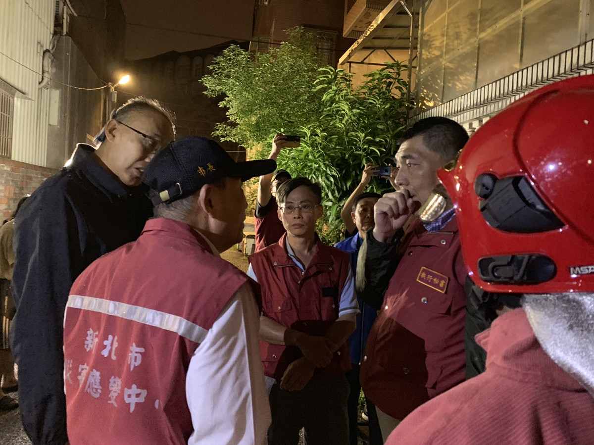 新北市長侯友宜到火警現場關心。 圖 : 新北市消防局/提供