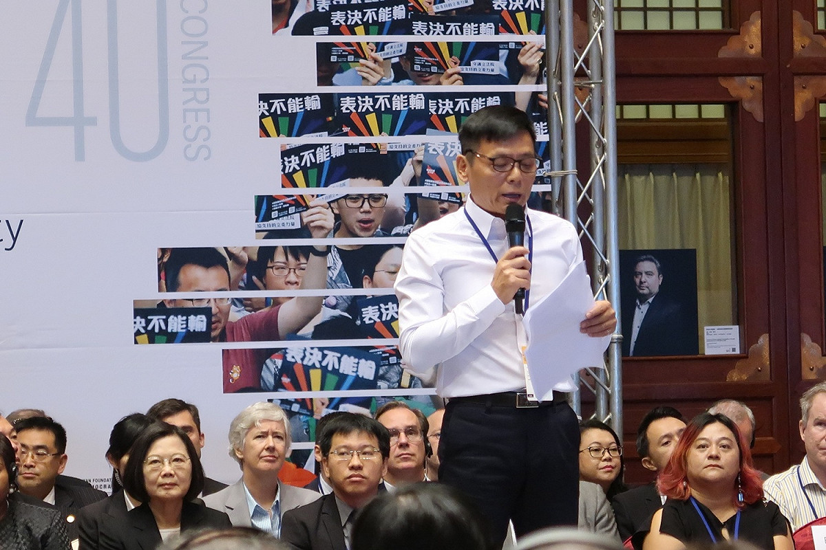 邱和順21日在國際人權聯盟第40屆年會演講，總統蔡英文坐在左下角聆聽。 圖：林朝億/攝
