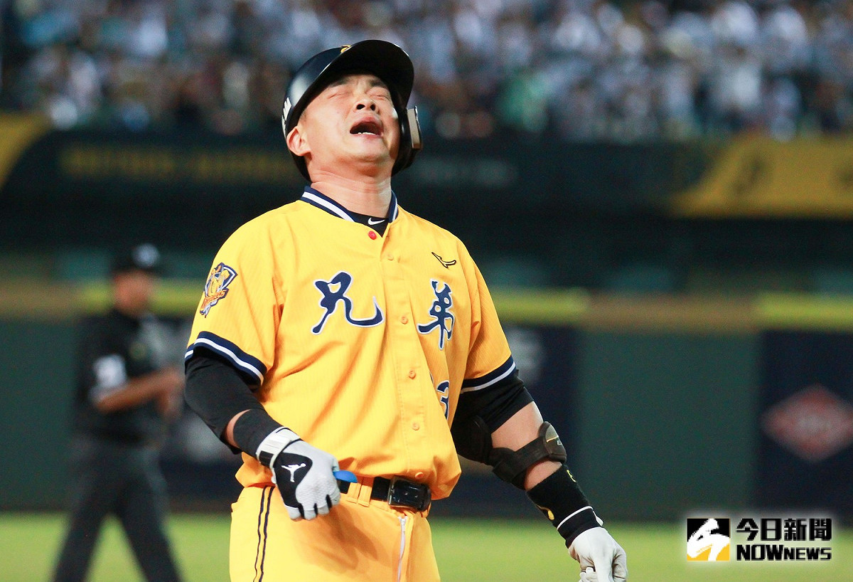中華職棒總冠軍賽Game5 Lamigo桃猿vs中信兄弟，中信兄弟內野手彭政閔沒打好露出不甘心的表情。 圖／記者葉政勳攝 , 2019.10.17
