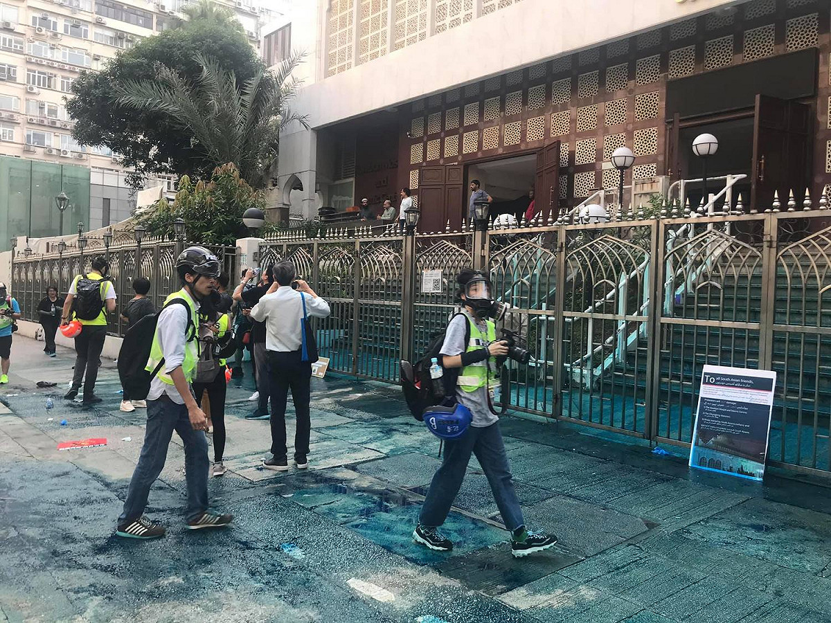 港警以含有藍色染料的水砲車，朝清真寺以及路過民眾無差別噴射。 圖：翻攝自譚文豪臉書