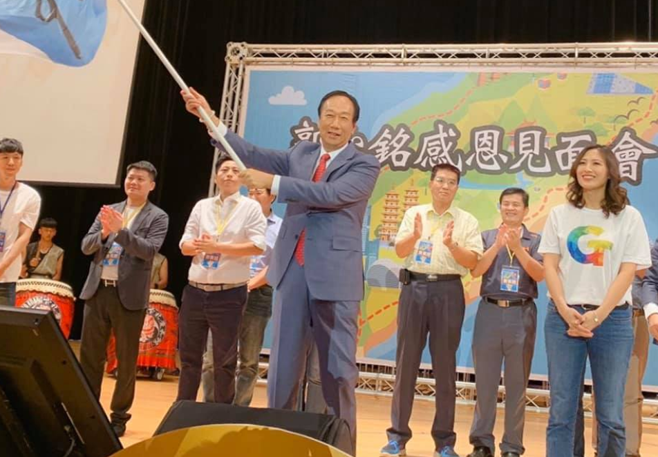 針對黃韻涵(右一)支持國民黨總統參選人韓國瑜一事，郭台銘(左一)辦公室回應，不會去干涉。 圖：翻攝黃韻涵臉書