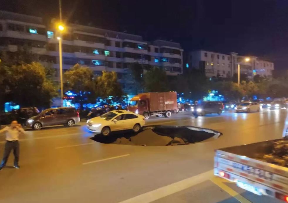 安徽阜陽驚傳路面塌陷，一輛轎車驚險懸空。 圖：翻攝自騰訊網