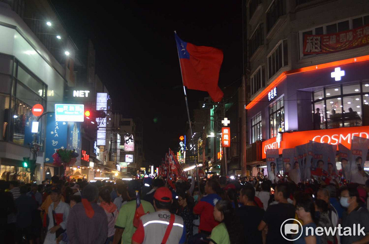 韓國瑜昨晚到嘉義市文化路夜市逛街，大隊人馬經過文化、民族路口時，前導人員遭人從空中潑水。 圖：蔡坤龍/攝