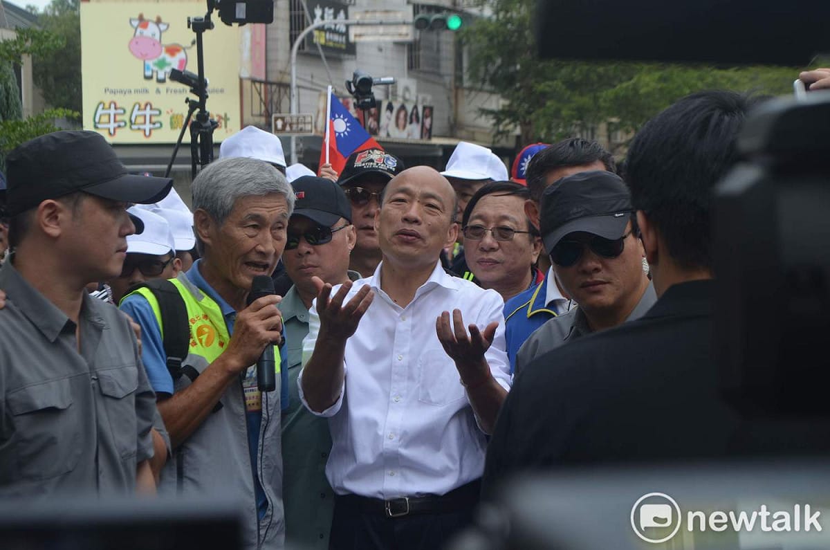 韓國瑜參訪檜意森活村時，雙手無奈一攤，請熱情的支持者讓出一條路來讓他走。 圖：蔡坤龍/攝