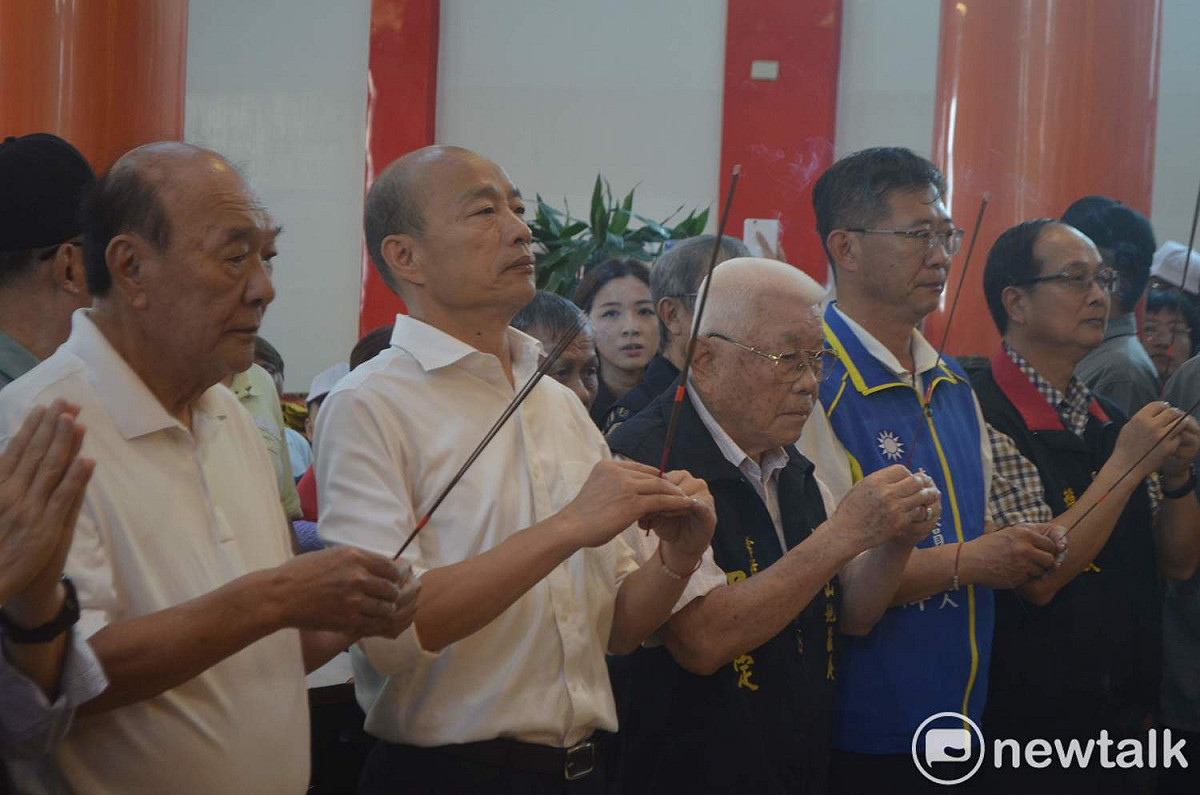 韓國瑜到嘉義市九華山地藏庵參拜。 圖：蔡坤龍/攝