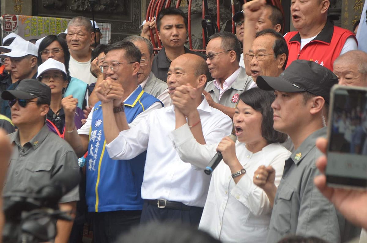 韓國瑜參拜完城隍廟後，與嘉義市長黃敏惠、立委候選人傅大偉手牽手一起高喊「凍蒜！」 圖：蔡坤龍/攝