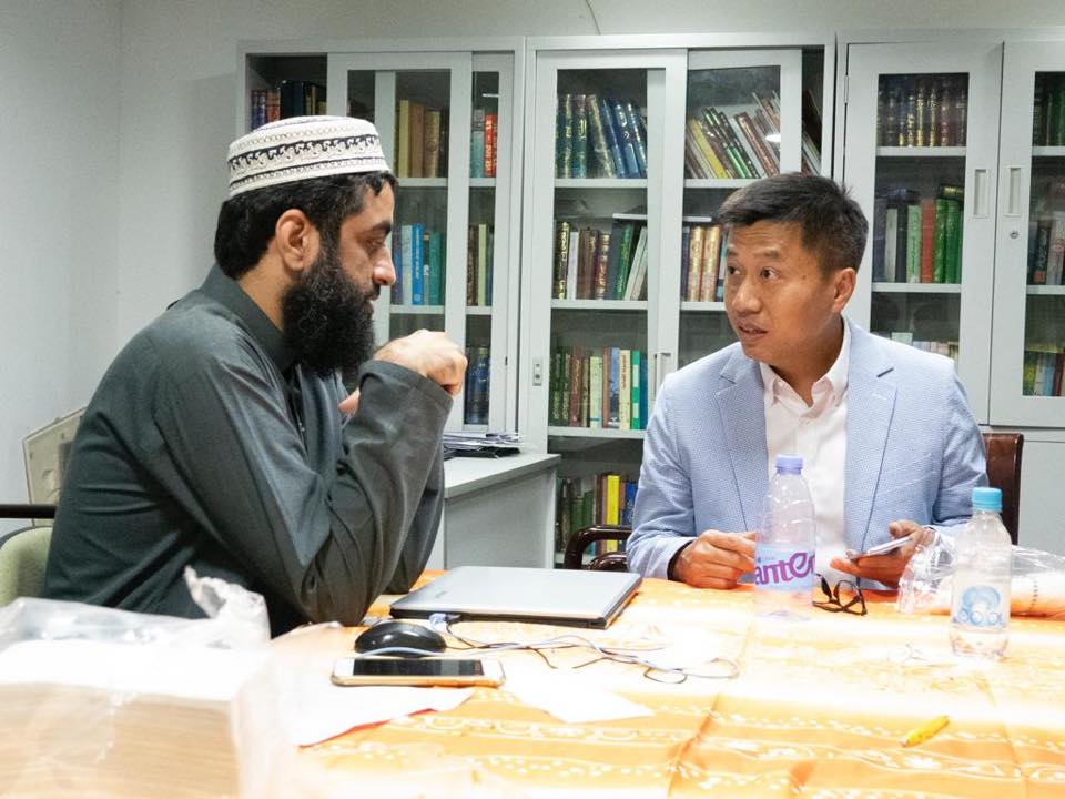 警隊管理層與清真寺教長會面就誤射藍色水柱表達關注。 圖：翻攝自香港警察 Hong Kong Police臉書