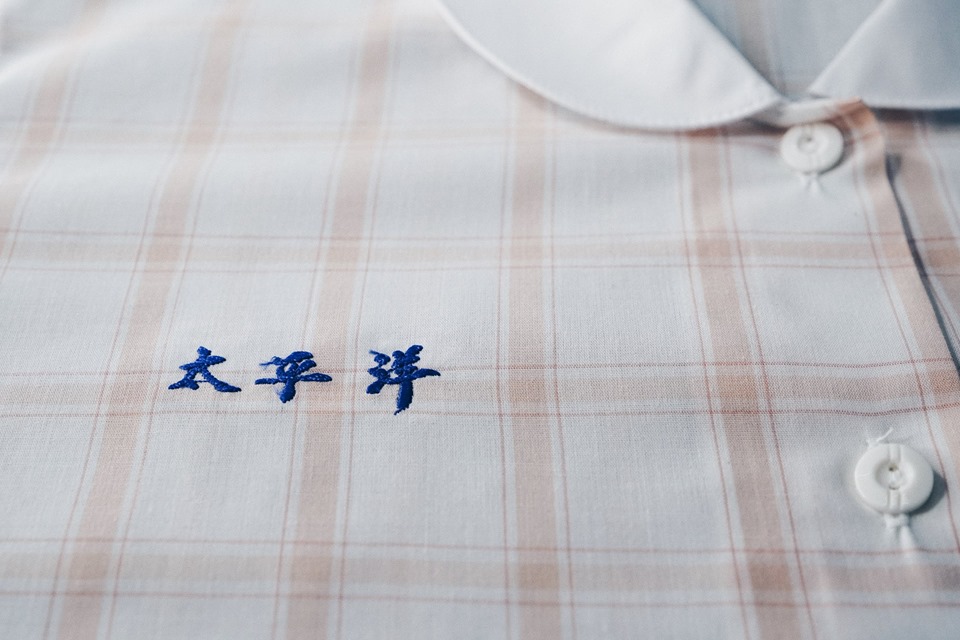 以辛辣台詞惡搞配音起家，經典表情是翻白眼的怪怪美少女。 圖：翻攝教育部臉書