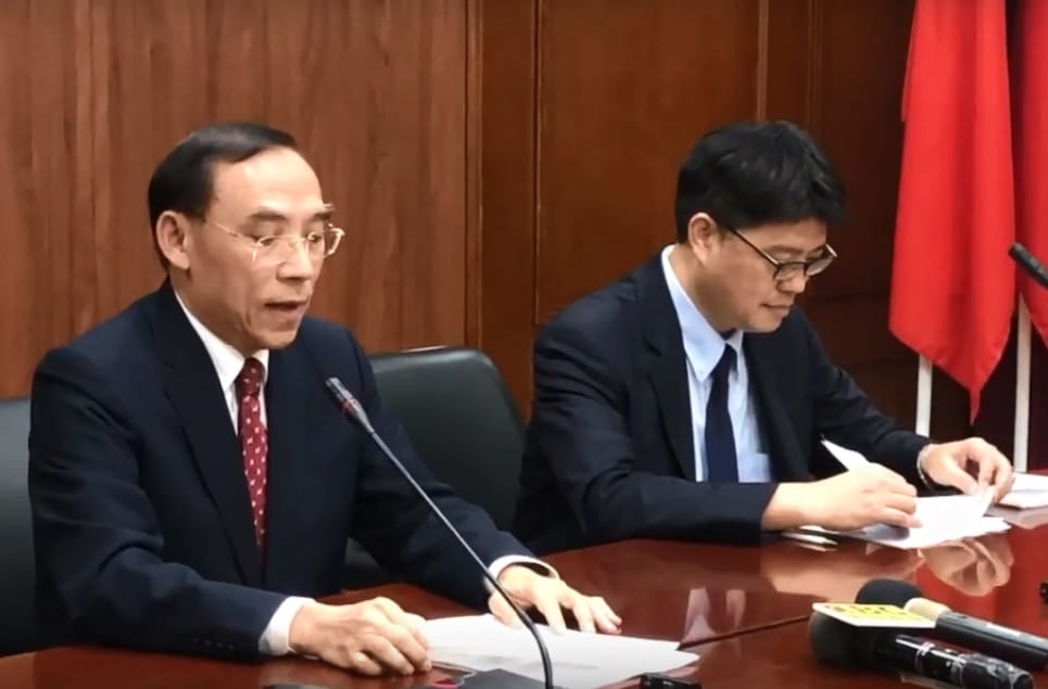 法務部長蔡清祥與陸委會副主任委員邱垂正今(21)晚在法務部簡報室召開記者會，說明陳同佳案。 圖：翻攝Youtube