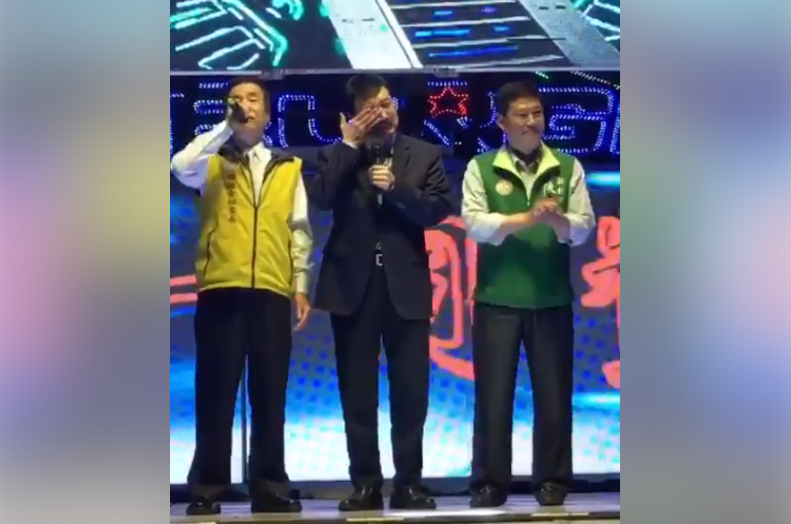 民進黨立委余天今晚出席「全民計程車聯誼餐會」卻淚灑舞台，泣訴女兒余苑綺檢查出直腸癌復發。 圖 :	翻攝自余天臉書