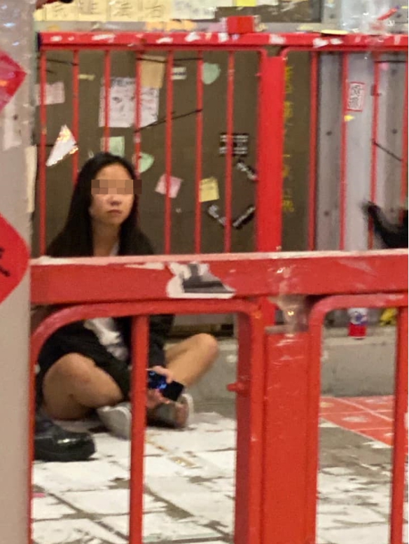 遭警方逮捕的女中學生。 圖：取自巴打絲打臉書社團