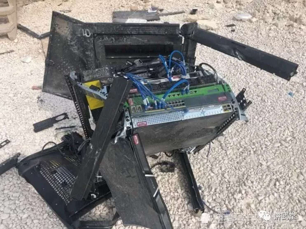 美軍在敘利亞基地遺留的數據設備。 圖：翻攝自微信
